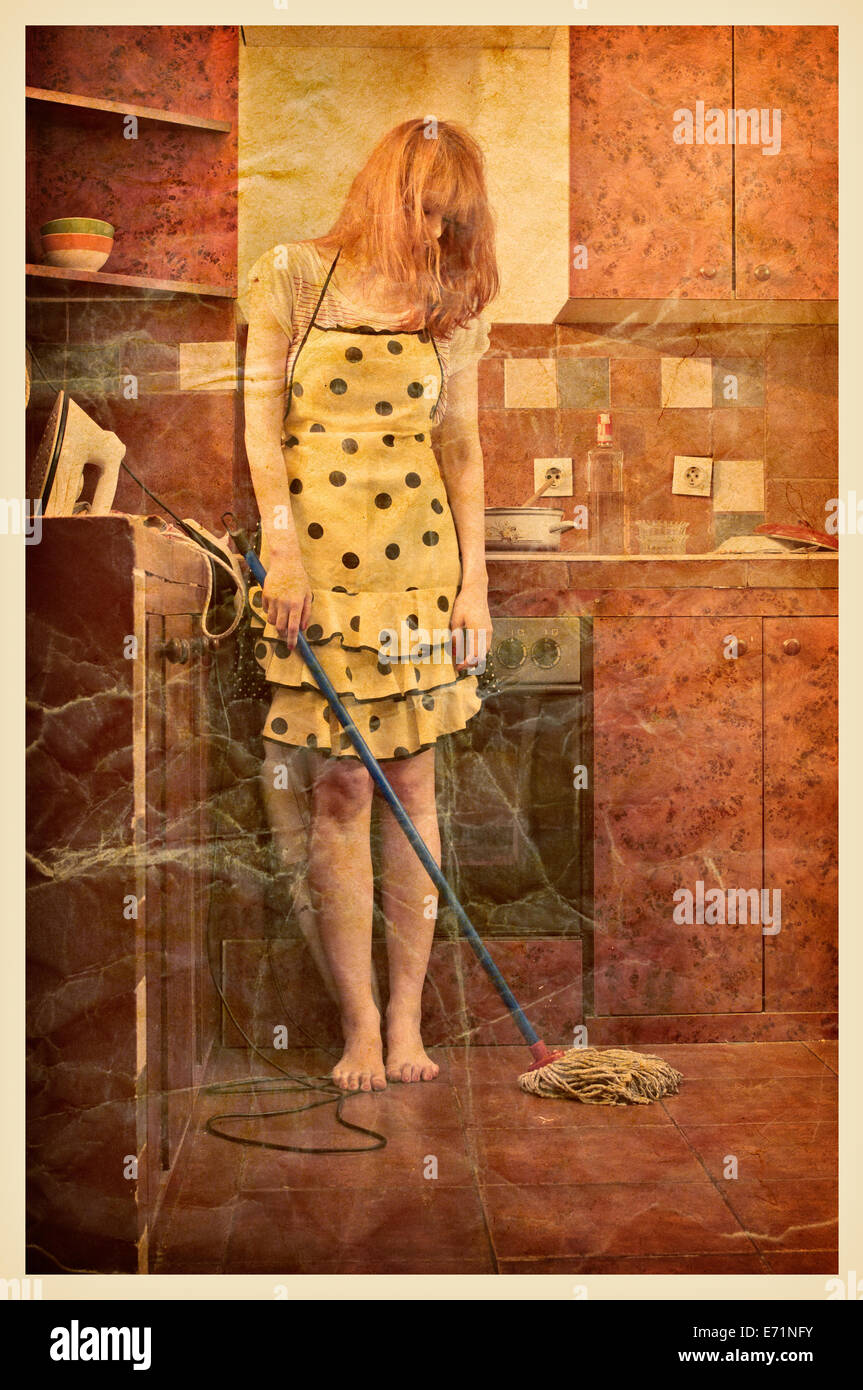 Style vintage photo d'une femme au foyer de te morfondre et de nettoyage. L'imagerie de style rétro Banque D'Images