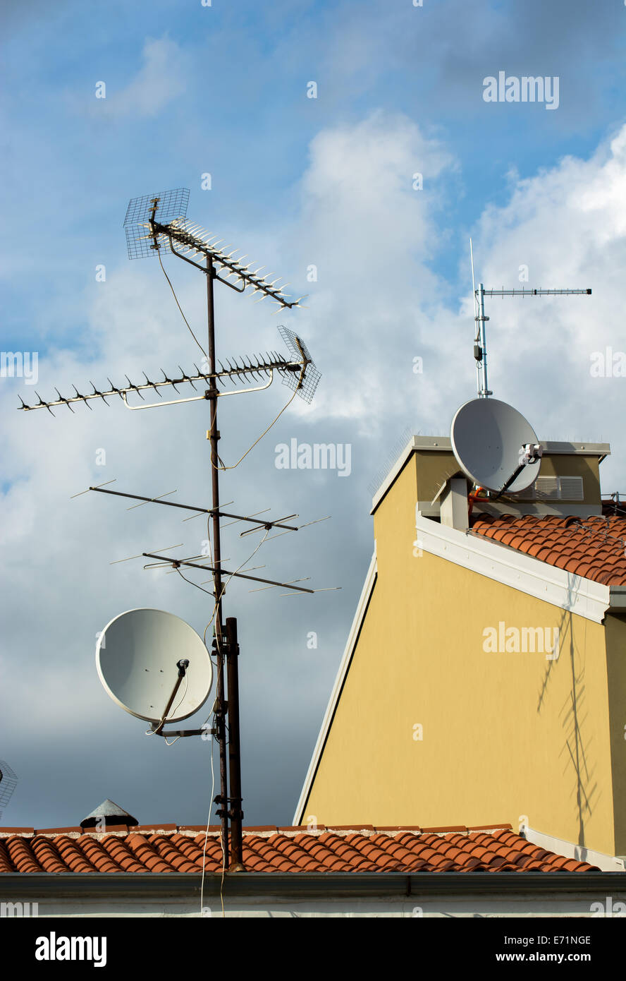 Antennes et antennes multiples sur le toit Banque D'Images