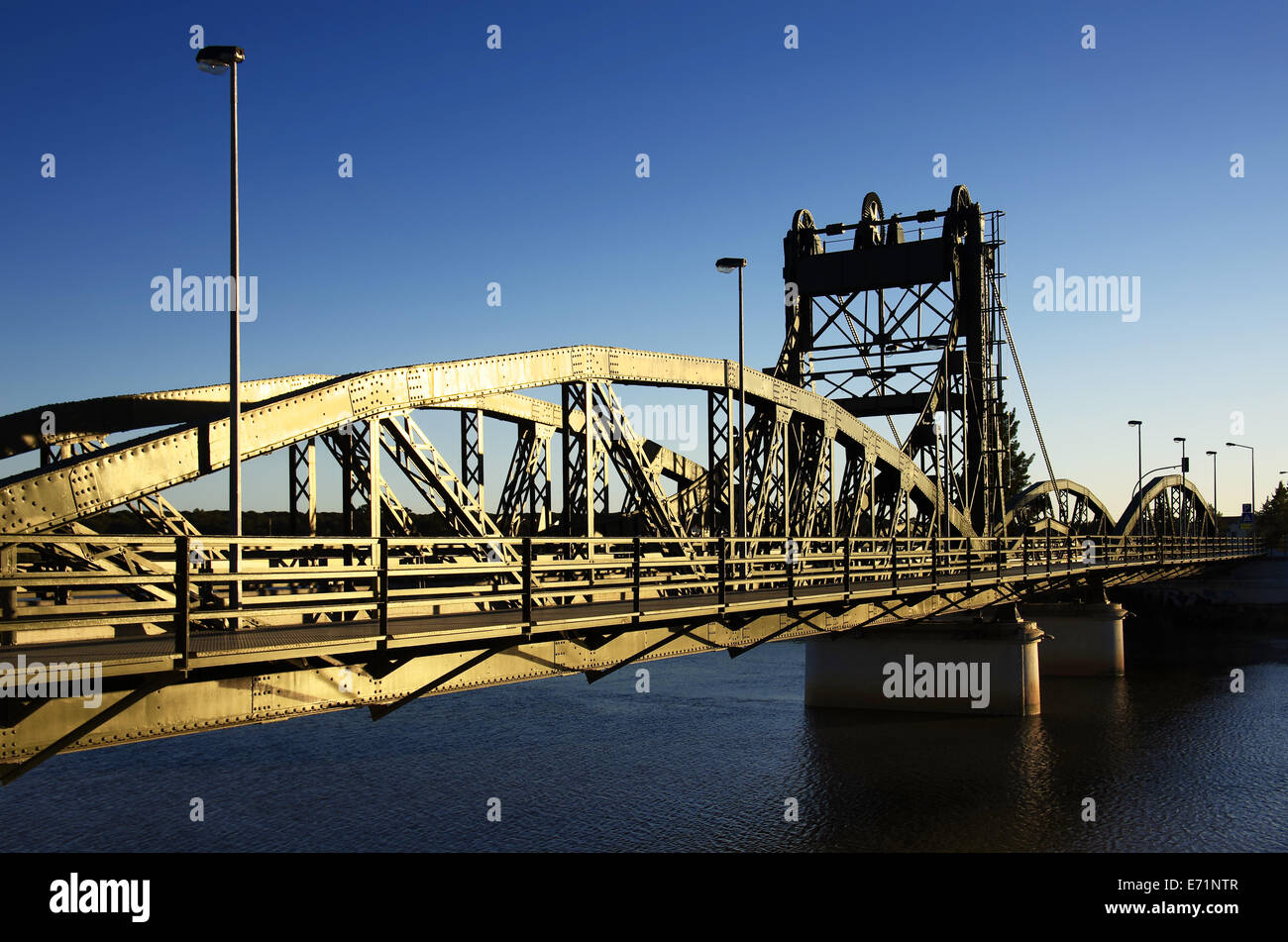 Vieux pont-levis en fer peint en vert dans le soleil du soir Banque D'Images