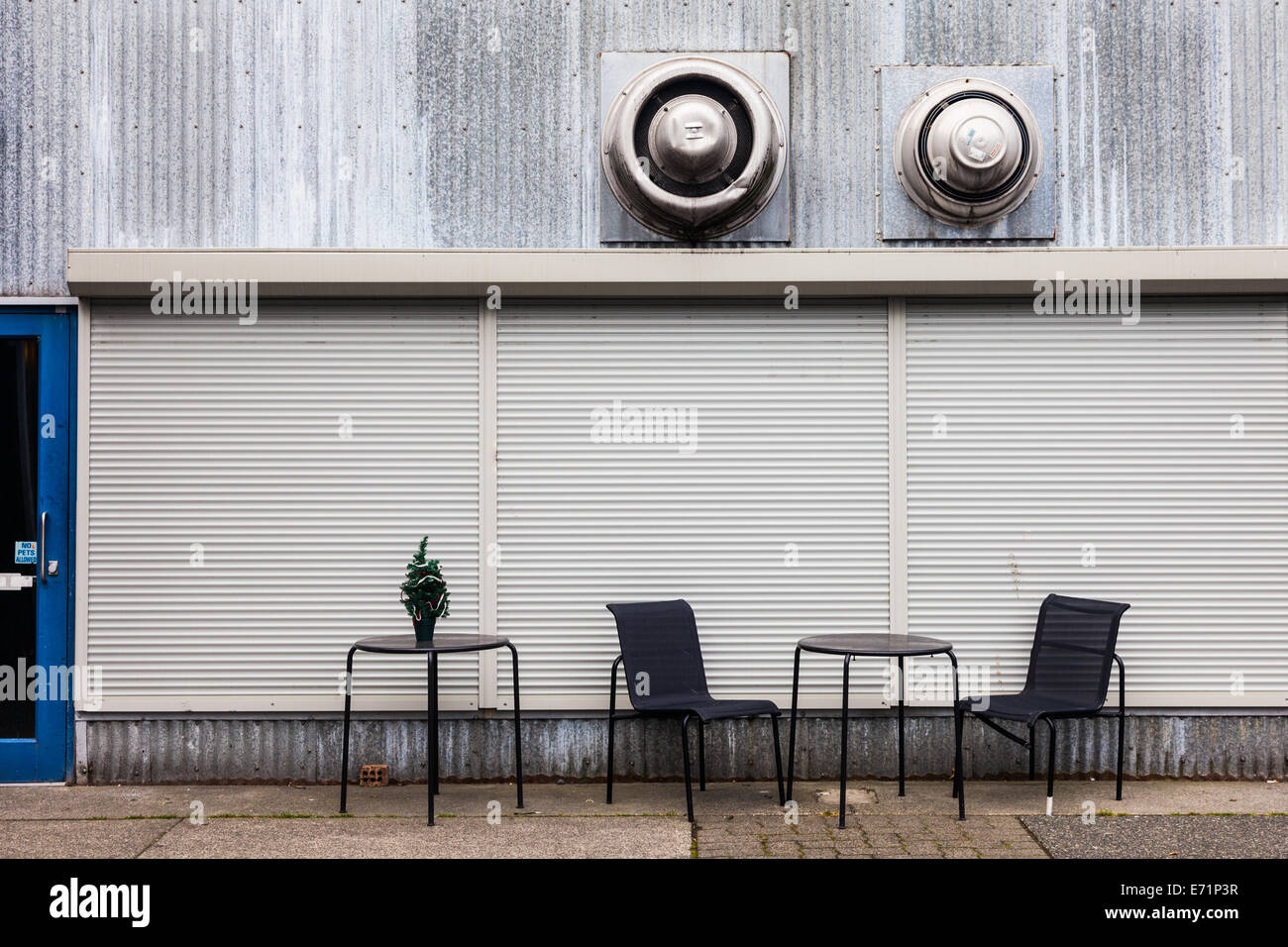 Image abstraite de chaises et tables vides, Granville Island, Vancouver Banque D'Images