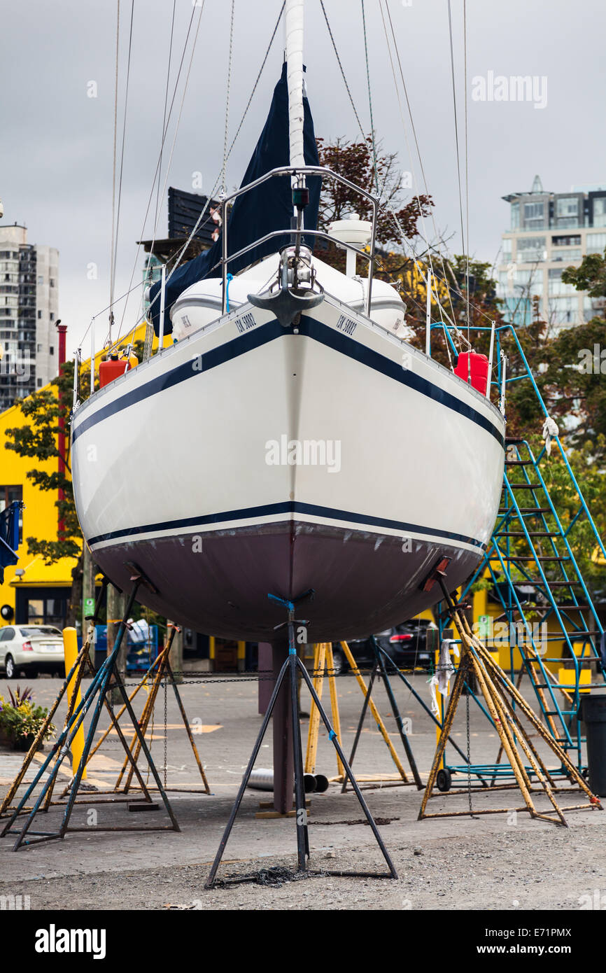 Grand bateau à voile sur des supports pour peinture coque, Granville Island, Vancouver Banque D'Images