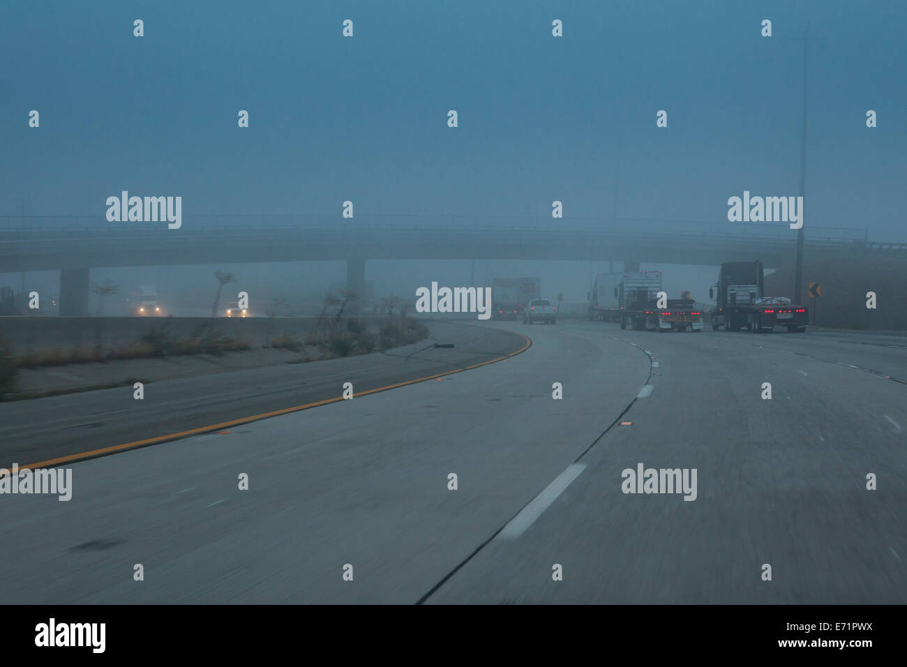 Conduite sur route sous un épais brouillard - California USA Banque D'Images