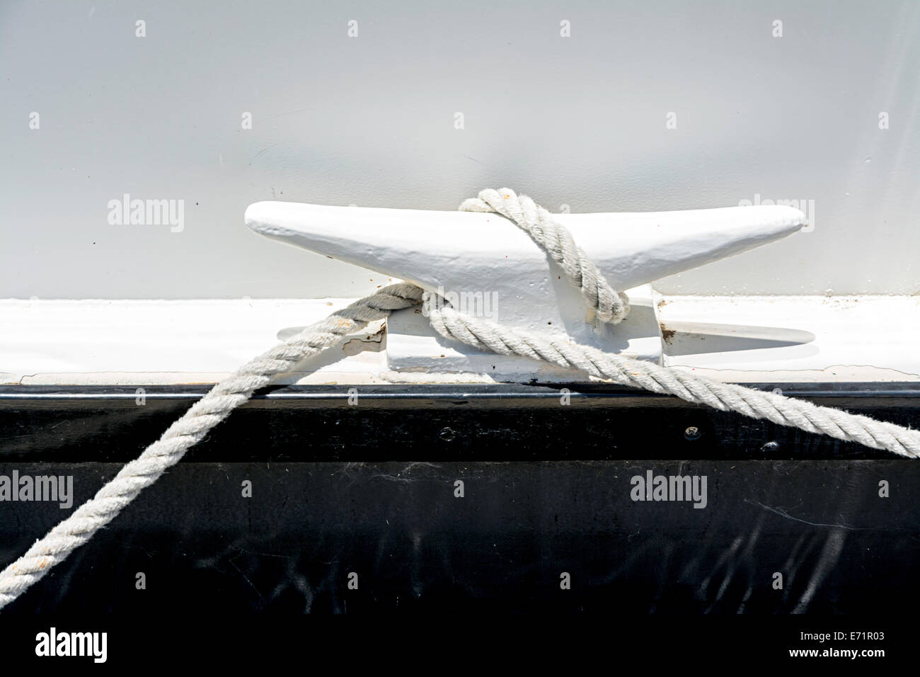 Bateau blanc attacher au bord de l'eau Banque D'Images