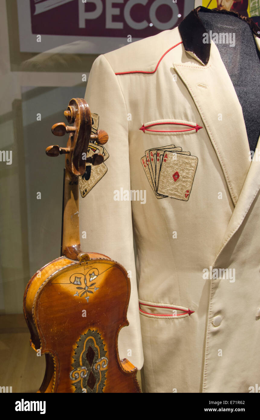 USA, New York, Nashville. Country Music Hall of Fame. T. Texas Tyler's  double-breasted manteau de l'ouest et de violon Photo Stock - Alamy