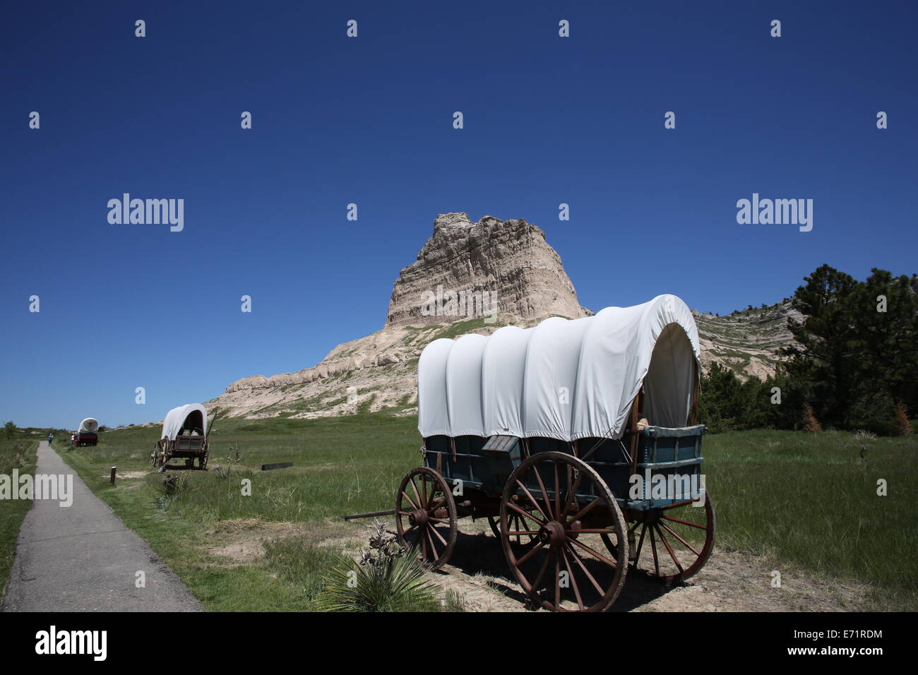 Des wagons couverts en face de Scott's Bluff au Nebraska. Banque D'Images