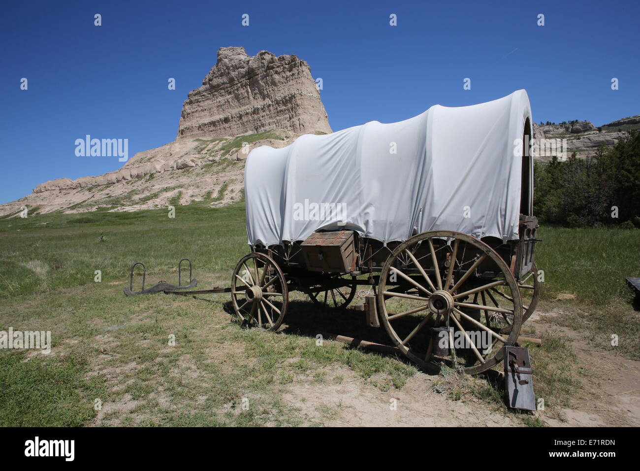 Un wagon couvert en face de Scott's Bluff au Nebraska. Banque D'Images