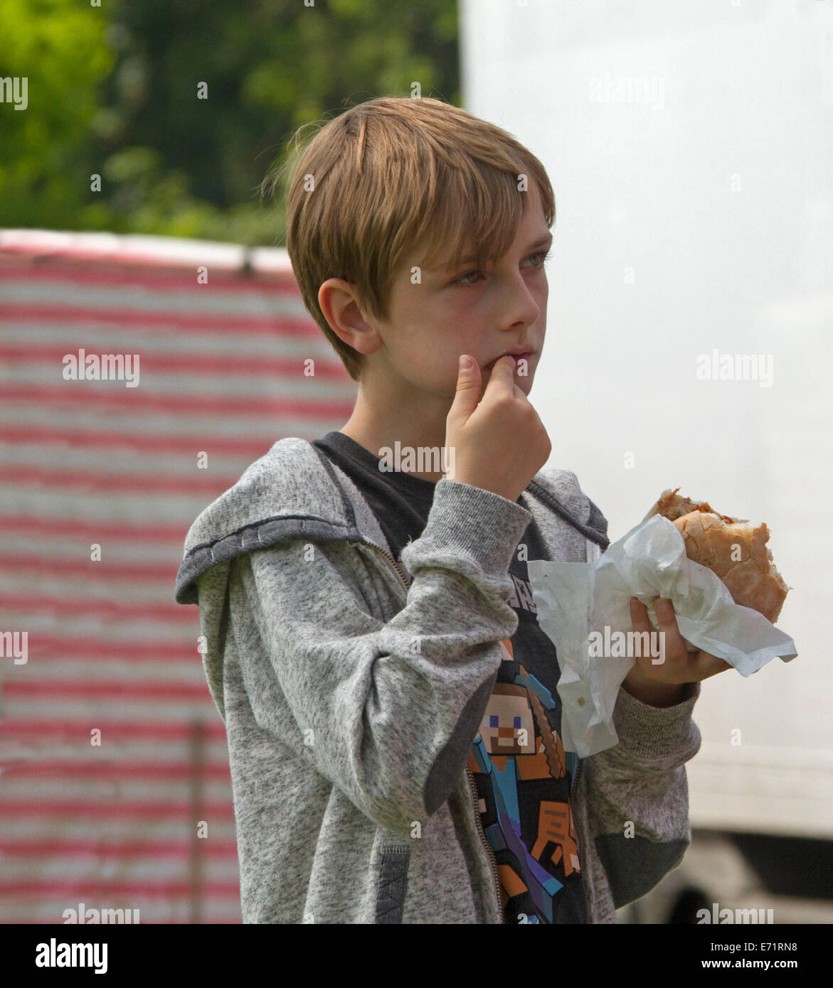 Child licking junk food Banque de photographies et d'images à haute  résolution - Alamy