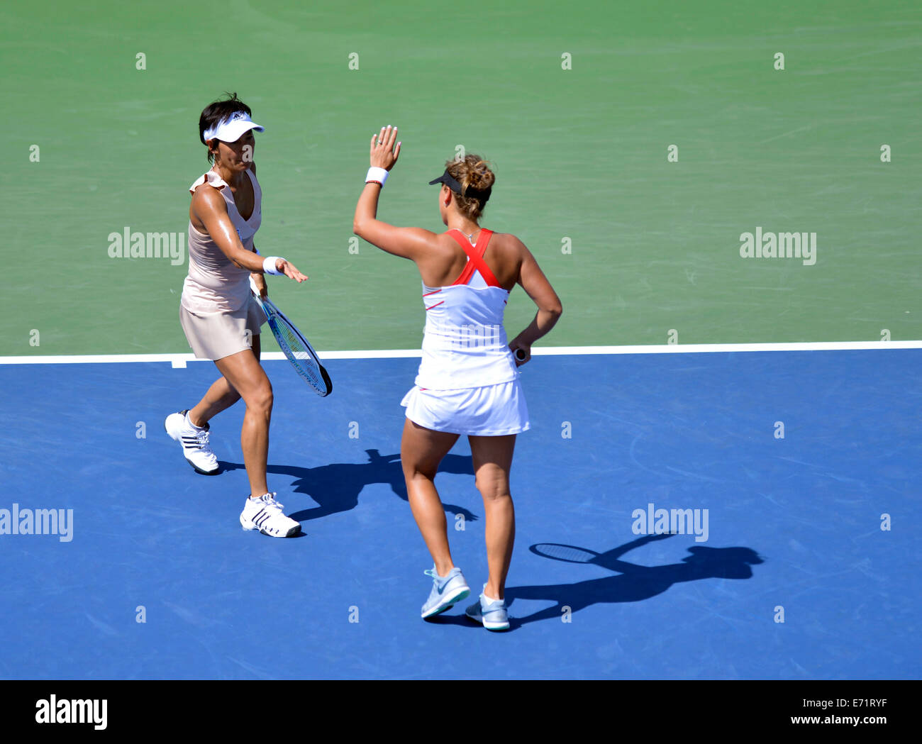 New York, USA. Sep, 2014 3. Kimiko Date-Krumm (L) du Japon et Barbora Zahlavova d Strcova la République tchèque célébrer au cours de leur double dames contre Andrea Hlavackova match quart de la République tchèque et Zheng Jie de la Chine à l'US Open en 2014 à New York, États-Unis, 3 septembre 2014. Date-Krumm et Strcova a gagné 2-1. Credit : Yin Bogu/Xinhua/Alamy Live News Banque D'Images