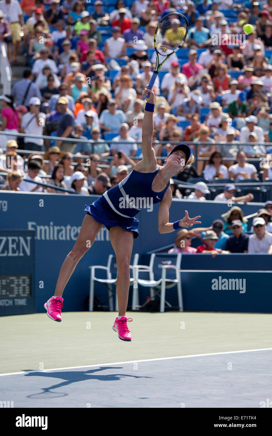 Eugénie Bouchard (CAN) lors du premier round action pendant la deuxième journée de l'US Open Tennis Championships. © Paul J. Sutton/PCN Banque D'Images