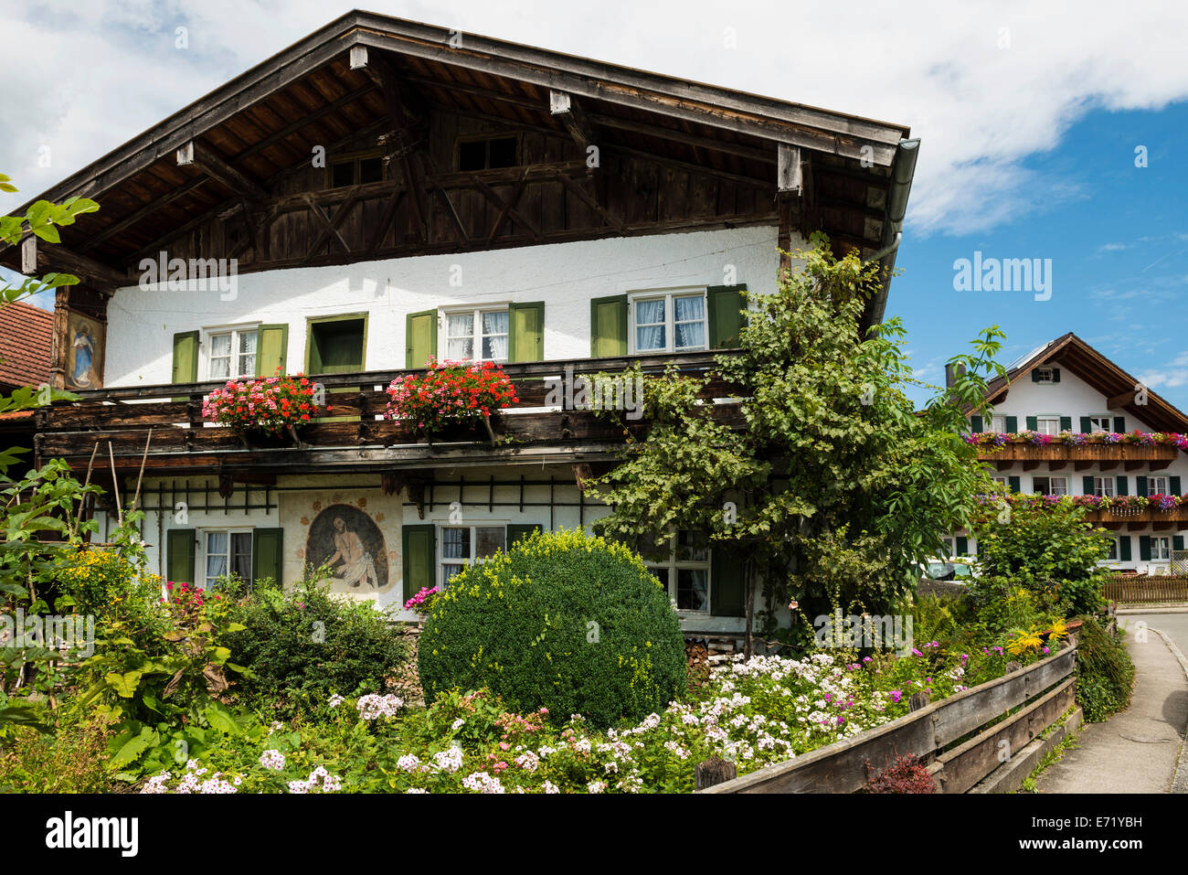 Maisons avec decoations floral, Seehausen, Murnau, Upper Bavaria, Bavaria, Germany Banque D'Images
