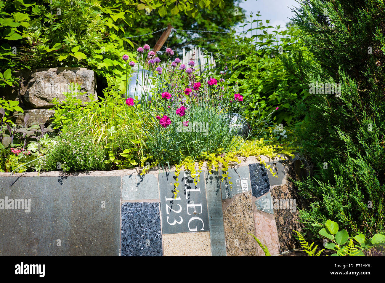 Petit secition d'un jardin éducatif fabriqués à partir de morceaux de ferraille recueillies par les services de conseil Banque D'Images