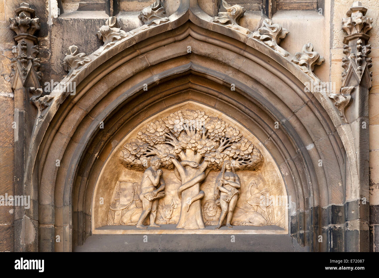 Avec l'allégement de l'inscription de la chute de l'homme, Adam et Eve au paradis, la cathédrale de Münster, St.-Paulus-Dom, Münster Banque D'Images