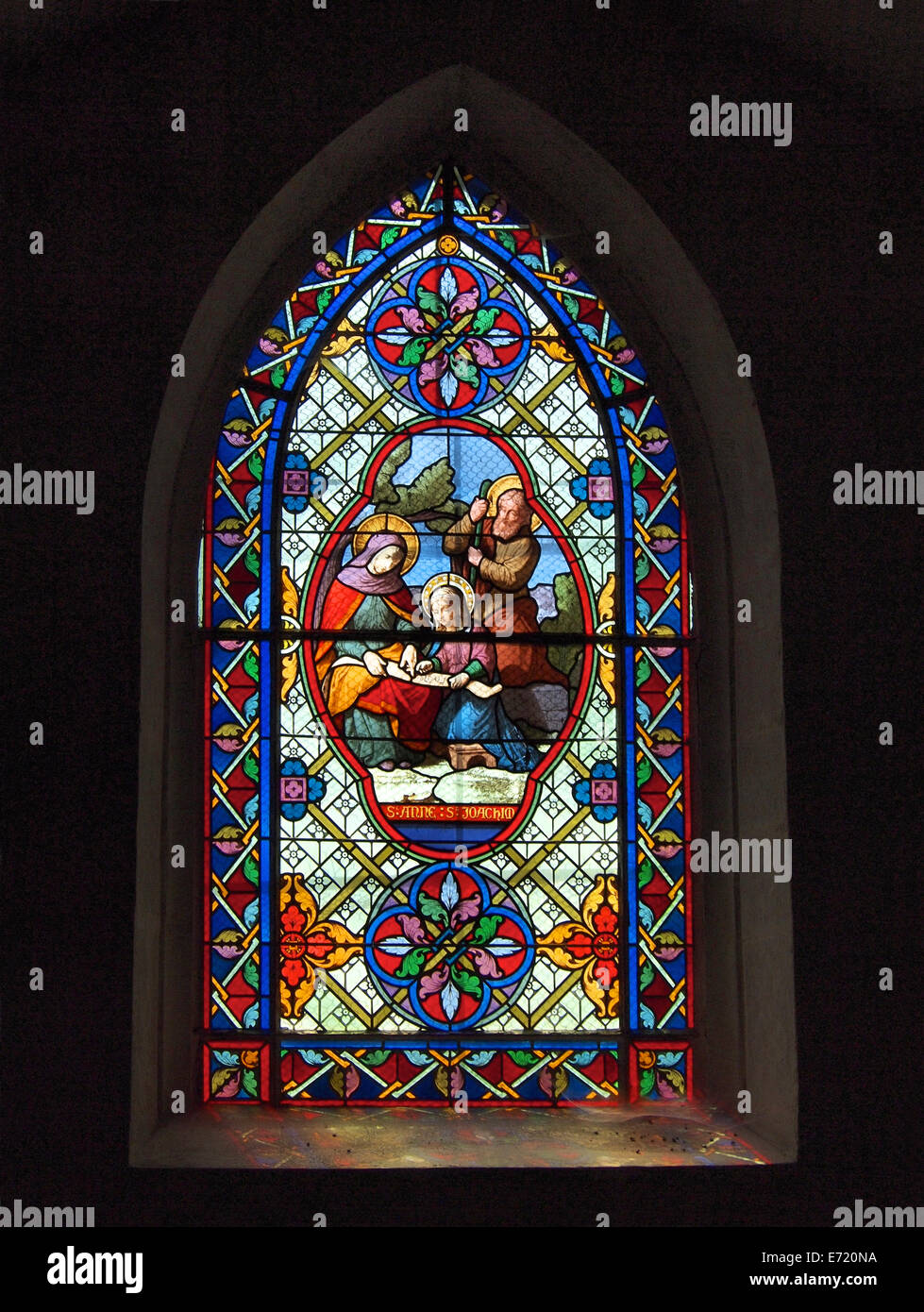 Vitrail représentant Sainte Anne et Saint Joachim dans une église de Château-Chalon, Jura, France Banque D'Images