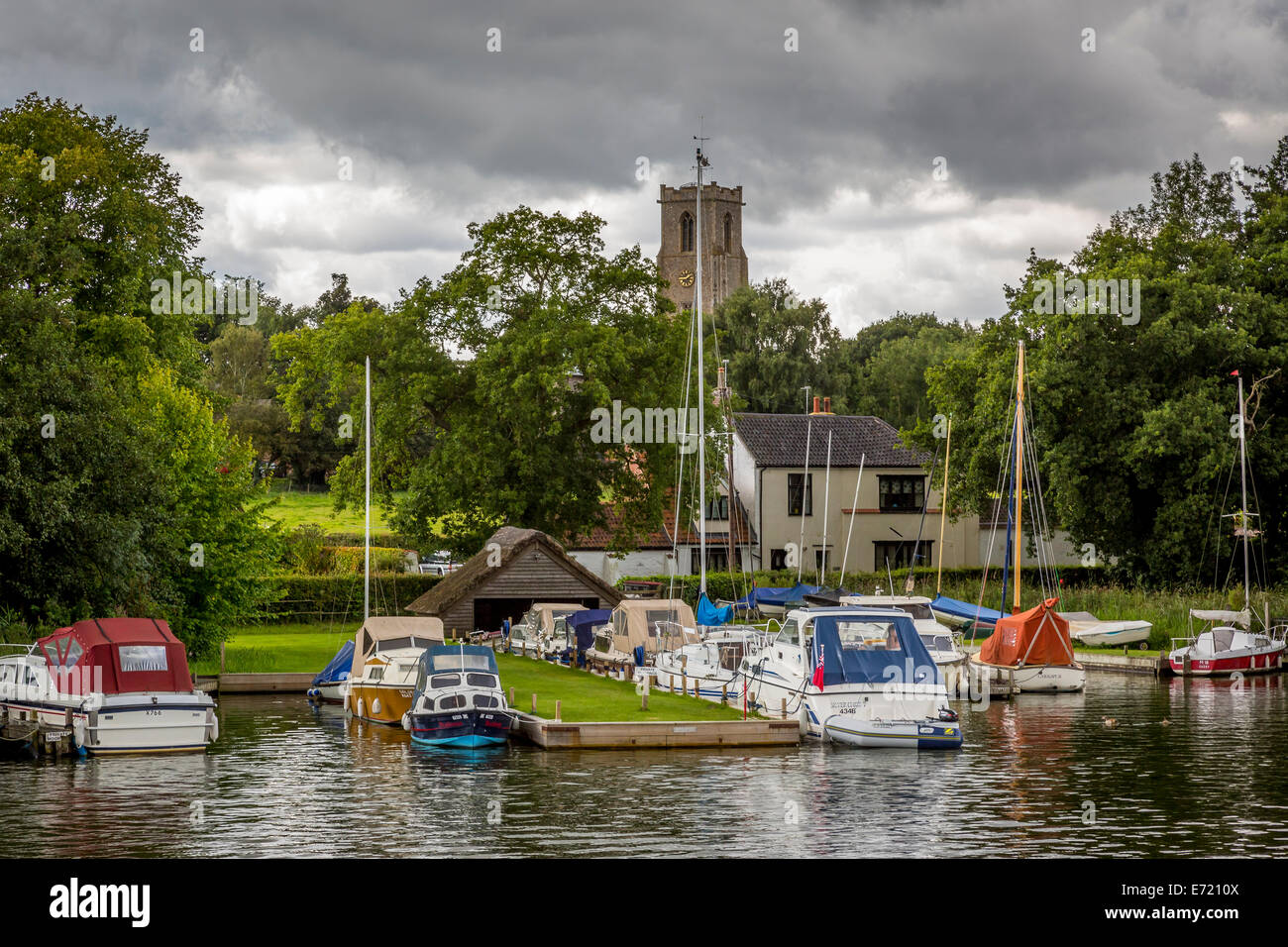 Malthouse large avec l'église paroissiale de St Helen, Ranworth, Norfolk, Royaume-Uni. Banque D'Images