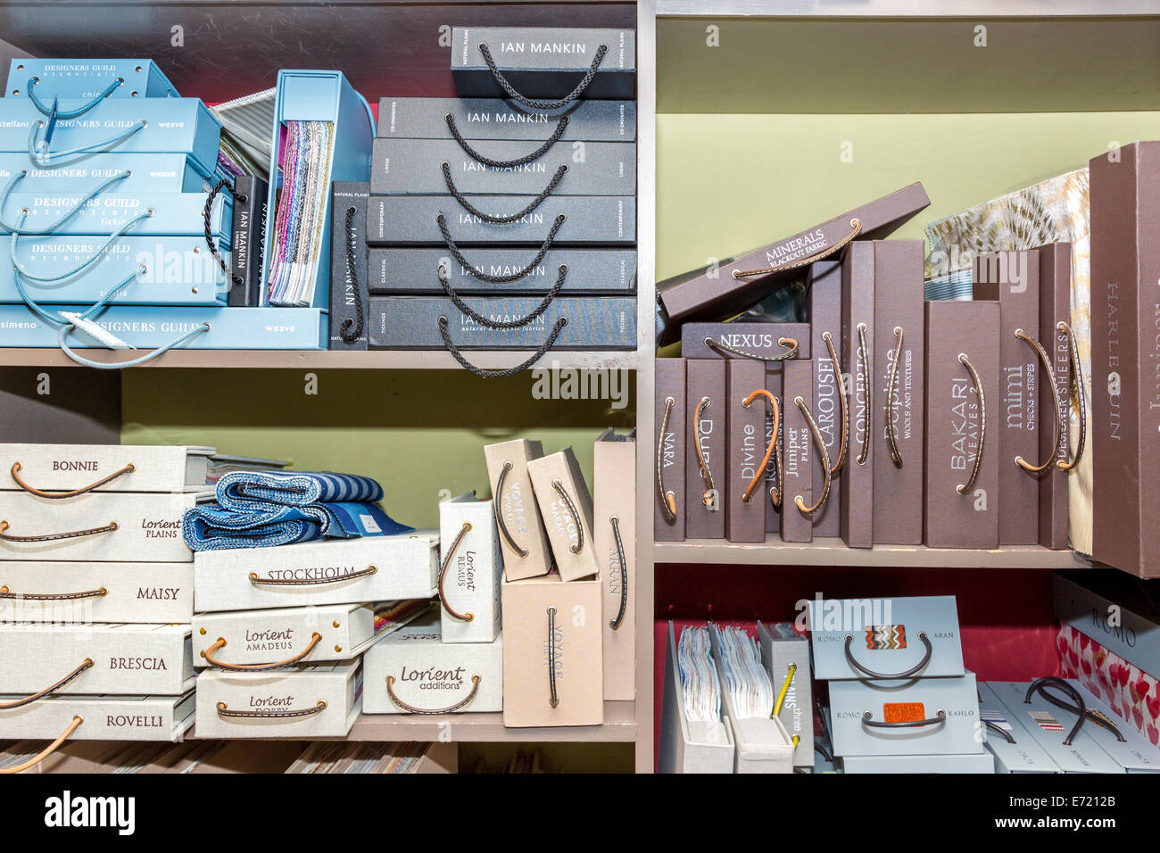Textile Livres et catalogues sur des étagères dans un magasin de design d'intérieur. Banque D'Images