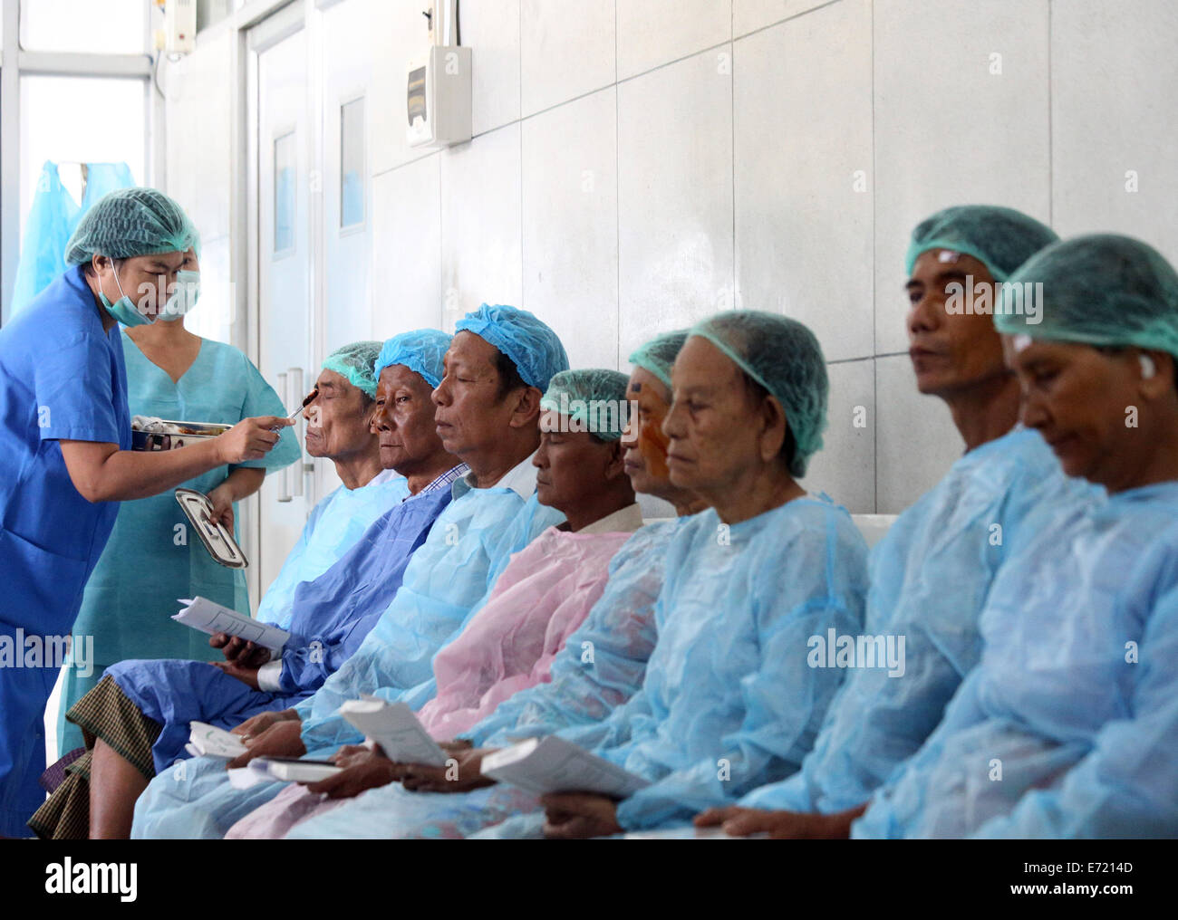 Yangon, Myanmar. 16Th Jun 2014. Les patients attendent pour le traitement chirurgical de l'œil à Yangon, Myanmar, le 4 septembre 2014. Une équipe médicale chinoise a commencé une campagne de traitement chirurgical de l'œil à Yangon jeudi que la troisième du genre de 'Action' de la luminosité dans le pays. Credit : U Aung/Xinhua/Alamy Live News Banque D'Images