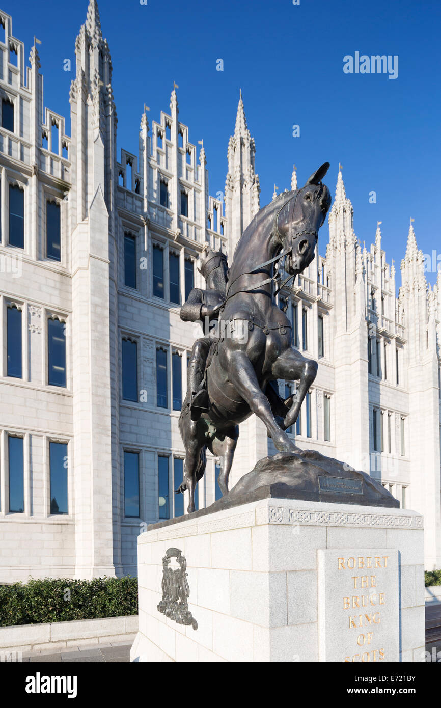 Royaume-uni, Ecosse, Abderdeen, l'Alan Beattie Herriot bronze statue équestre du roi Robert the Bruce détenant une charte. Banque D'Images