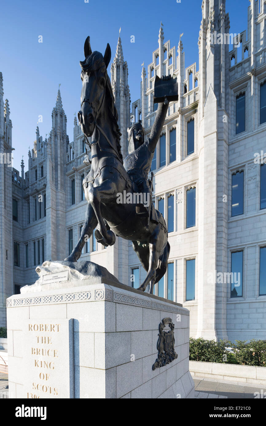 Royaume-uni, Ecosse, Abderdeen, l'Alan Beattie Herriot bronze statue équestre du roi Robert the Bruce détenant une charte. Banque D'Images