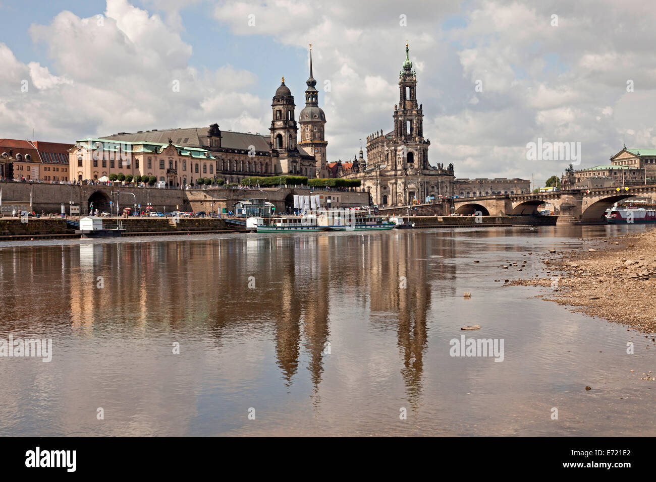 Elbe avec Cathédrale et château de Dresde, Saxe, Allemagne, Europe Banque D'Images