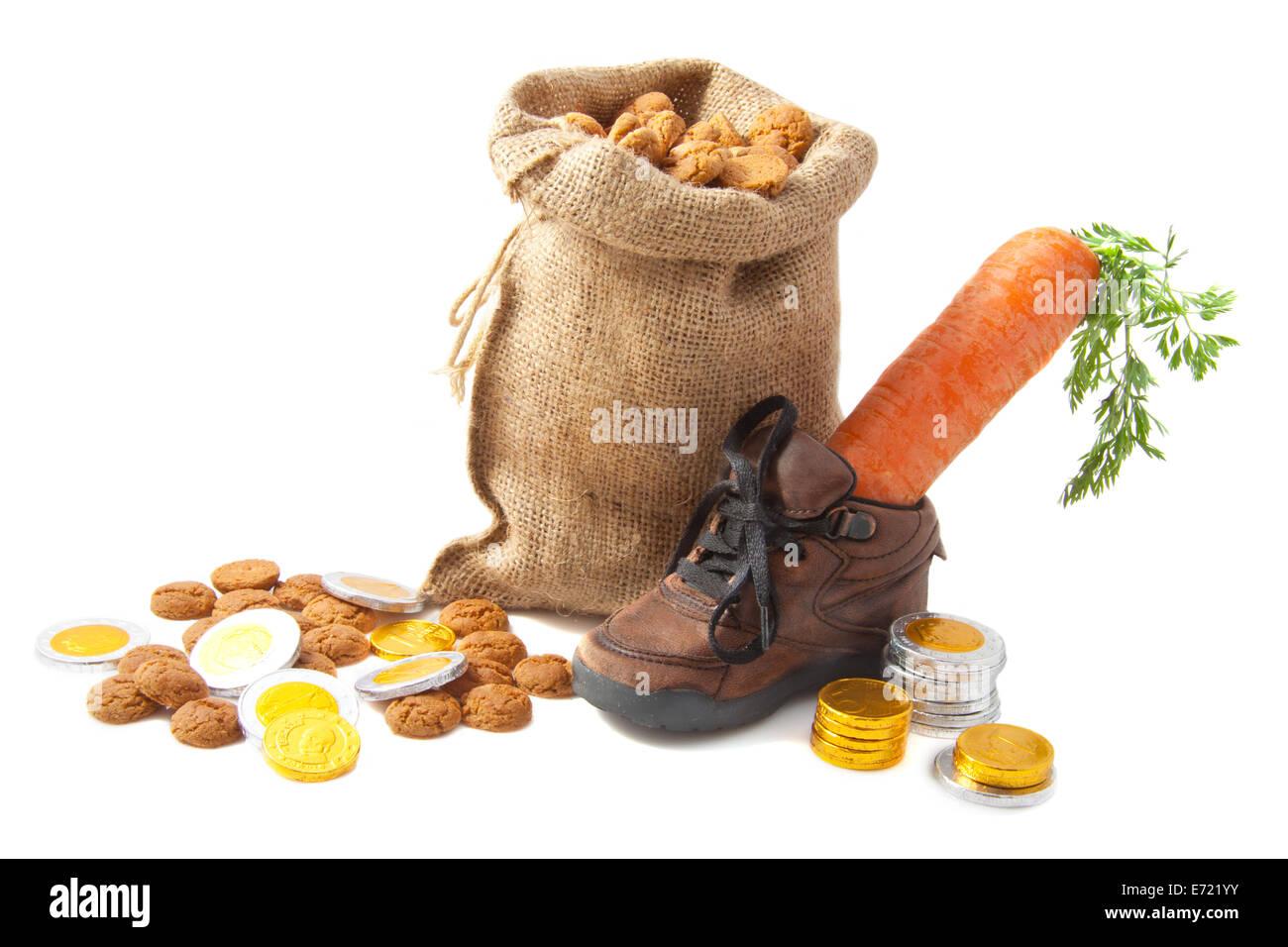 Pièces chocolat carotte dans ses chaussures et sac avec cookies over white Banque D'Images