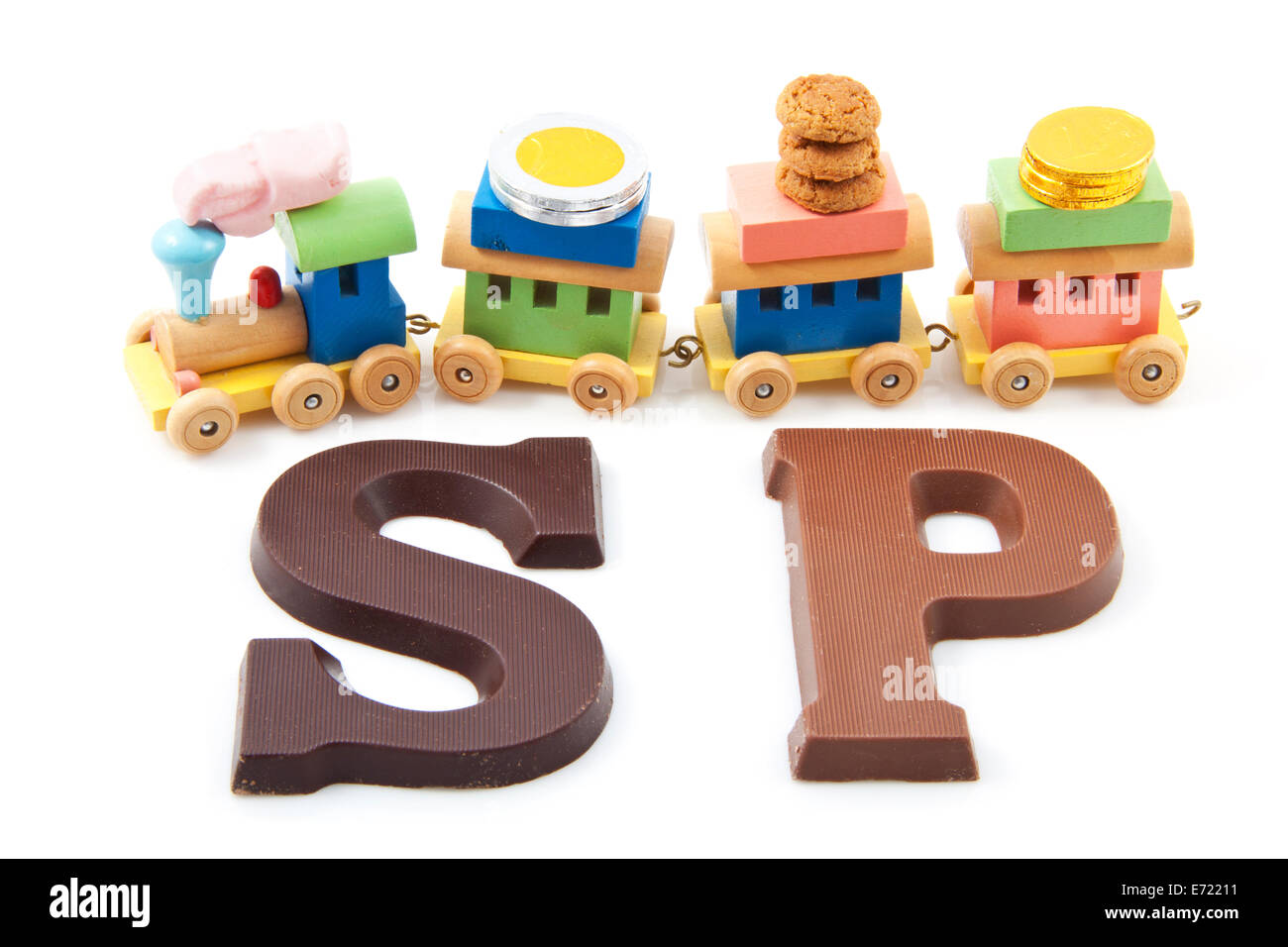 Petit train coloré avec des bonbons et chocolat sur fond blanc Banque D'Images