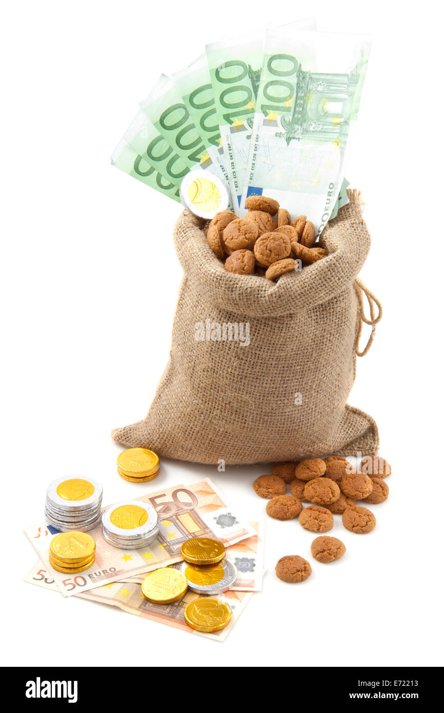 Sac avec des cookies et de l'argent sur fond blanc Banque D'Images