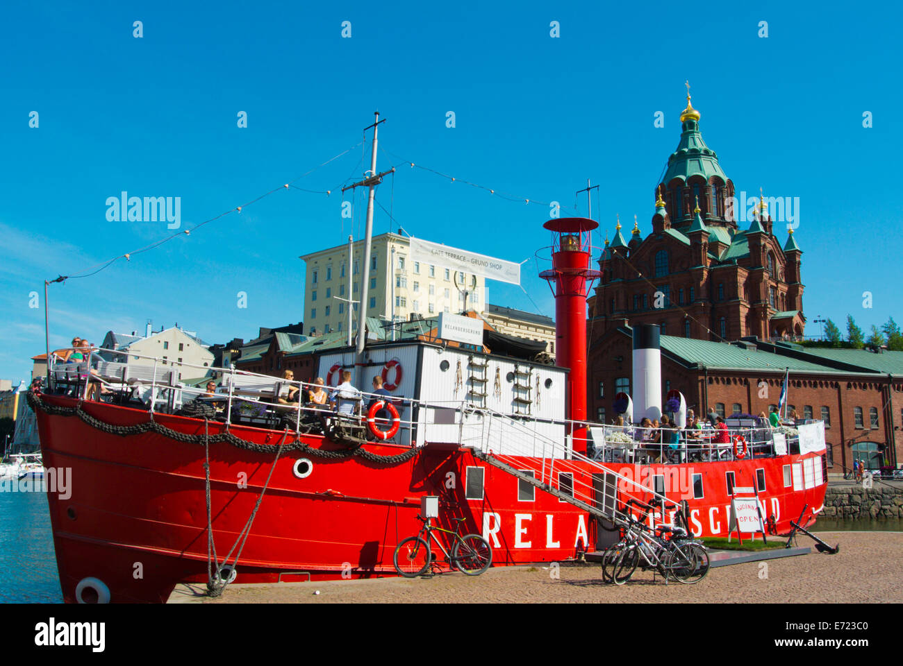 Bateau Restaurant avec terrasse d'été, en face du quartier de Katajanokka, Helsinki, Finlande, Europe Banque D'Images