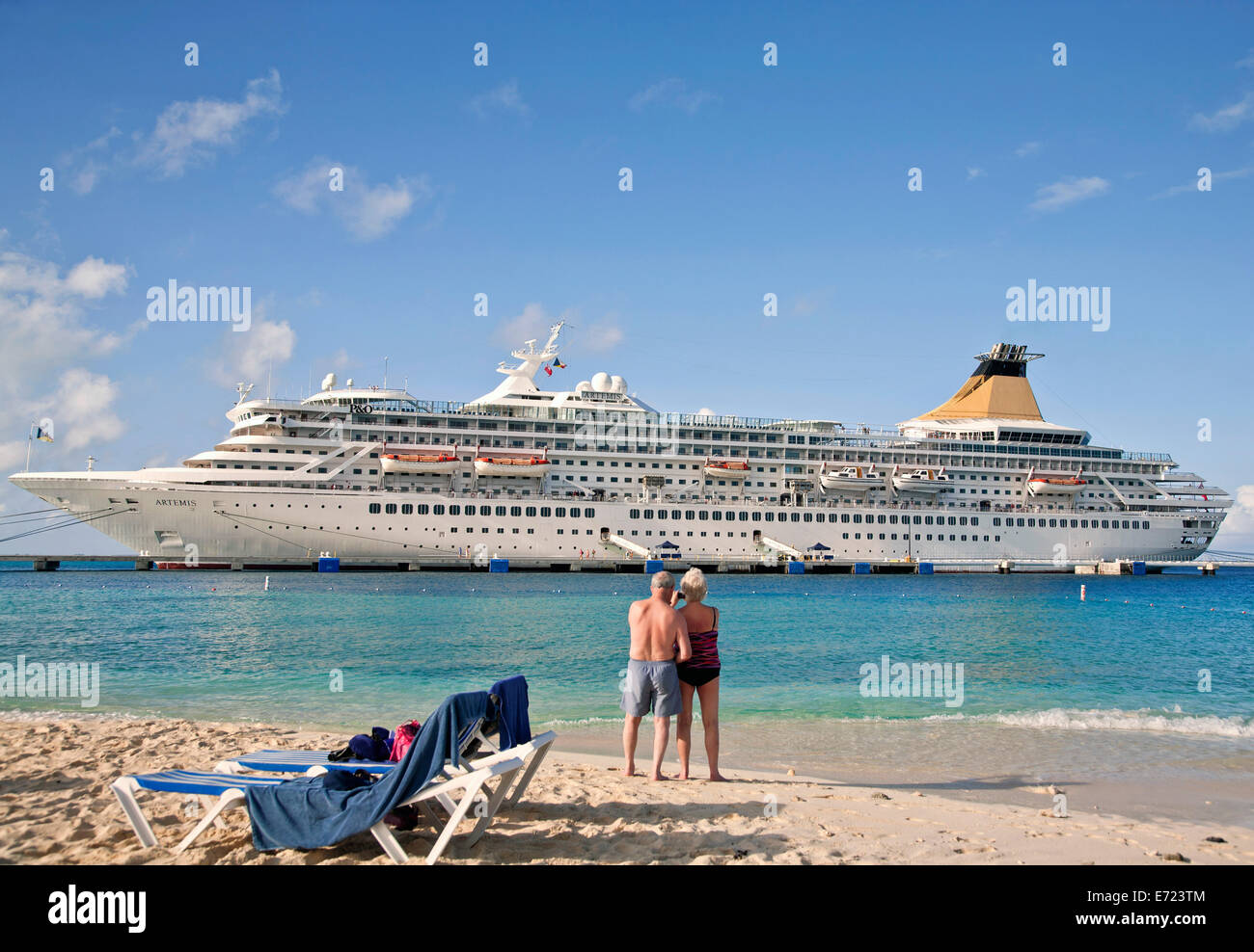 Îles Turques et Caïques, Grand Turk, vue du bateau de croisière à partir de la plage. Banque D'Images