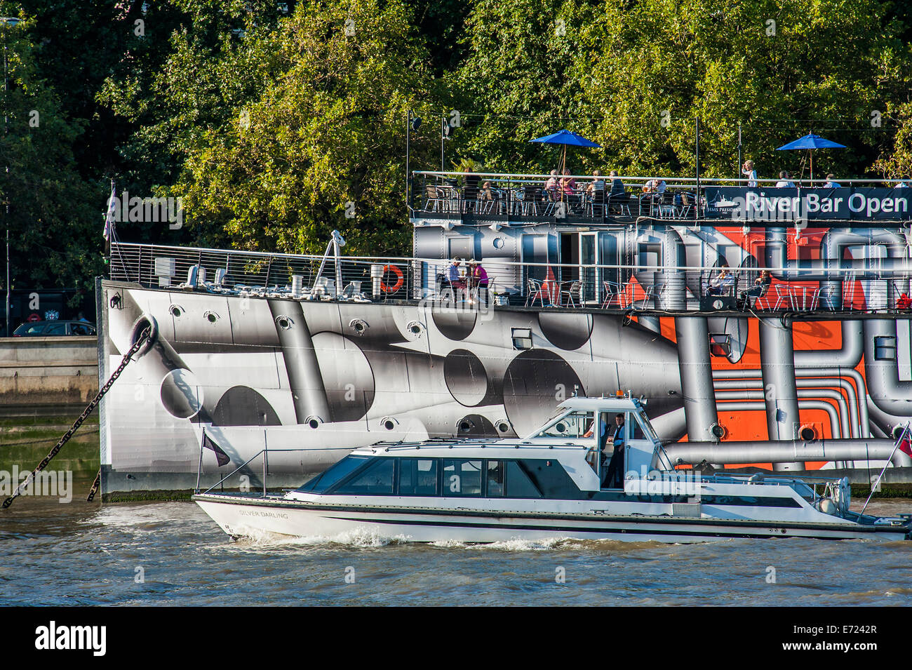 Londres, Royaume-Uni. Sep, 2014 3. Artiste allemand, Tobias Rehberger, transformé le HMS President (1918) en le couvrant entièrement en 'dazzle' dessins de camouflage dans le cadre de 14-18 Maintenant, le programme culturel officiel pour commémorer le centenaire de la Première Guerre mondiale. Il fait aussi partie de la Tamise tout festival. Londres, Royaume-Uni, 03 Sept 2014 Crédit : Guy Bell/Alamy Live News Banque D'Images