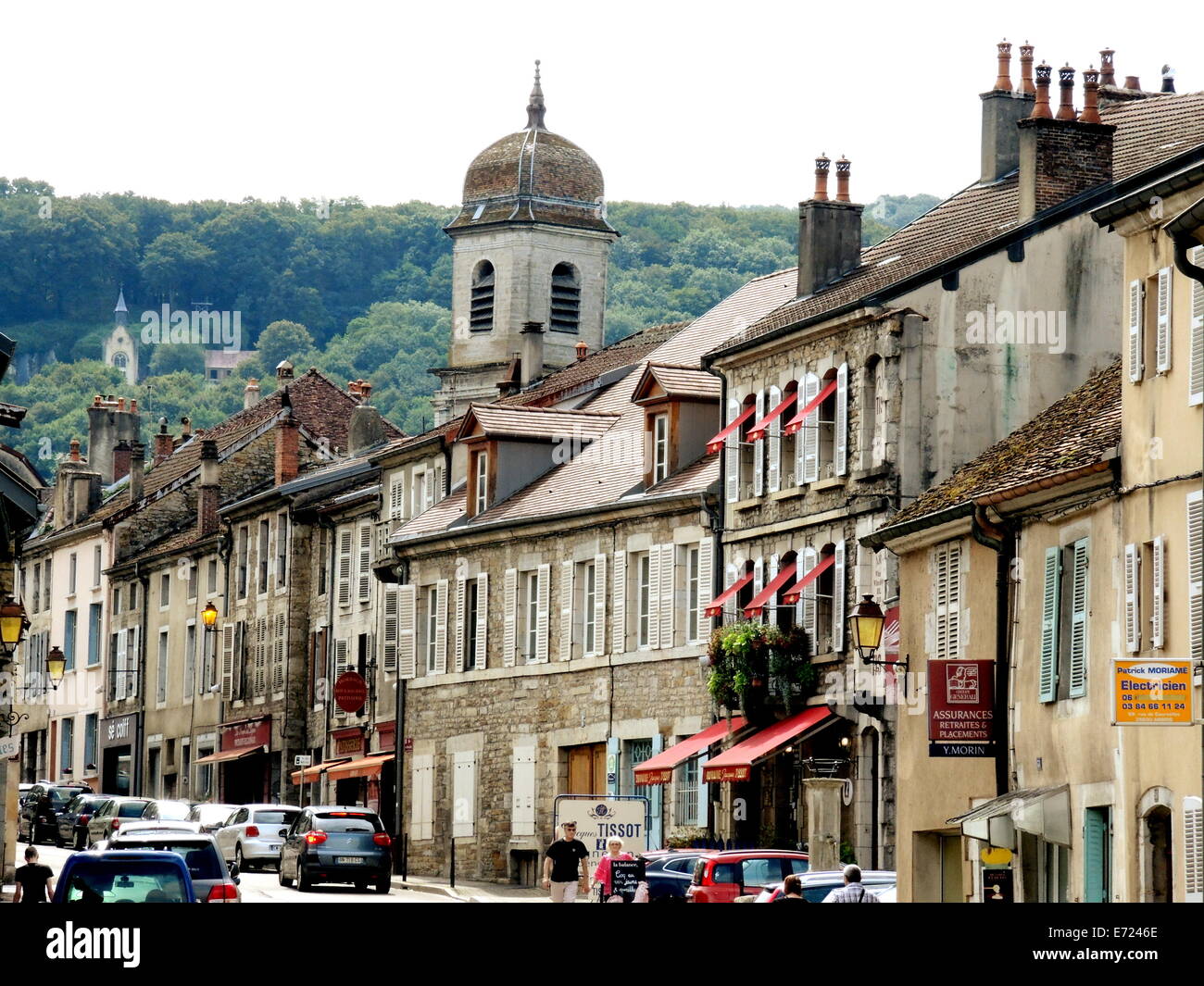 Vue sur une rangée de maisons dans la rue principale de Arbois dans le Jura français, la Région Rhône-Alpes, 11 août 2014. Banque D'Images