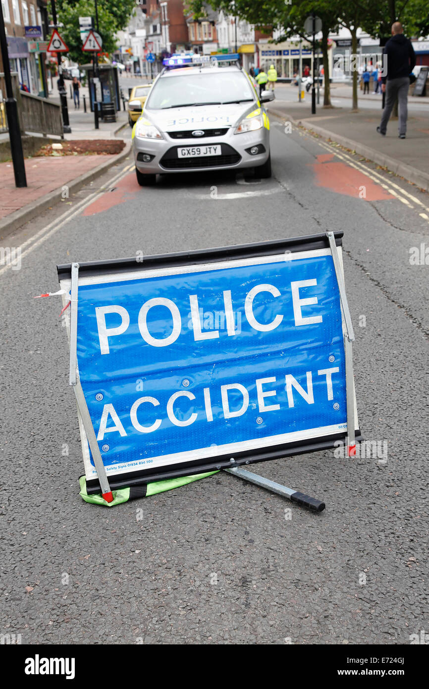L'Angleterre, Sussex de l'Ouest, East Grinstead, Police assistant à la scène d'un accident de la circulation. Banque D'Images