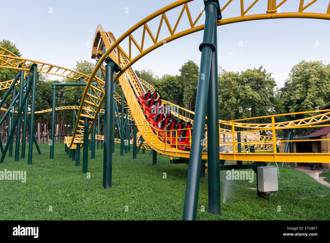 Coaster avec des gens crier dans un parc pour enfants Banque D'Images