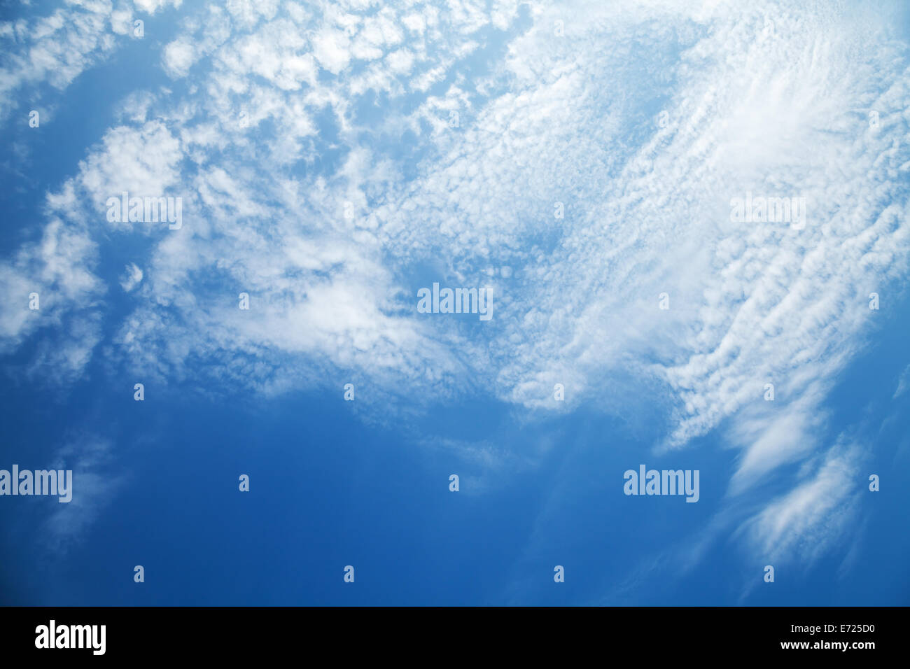 Ciel nuageux d'un bleu naturel, la texture de fond photo Banque D'Images