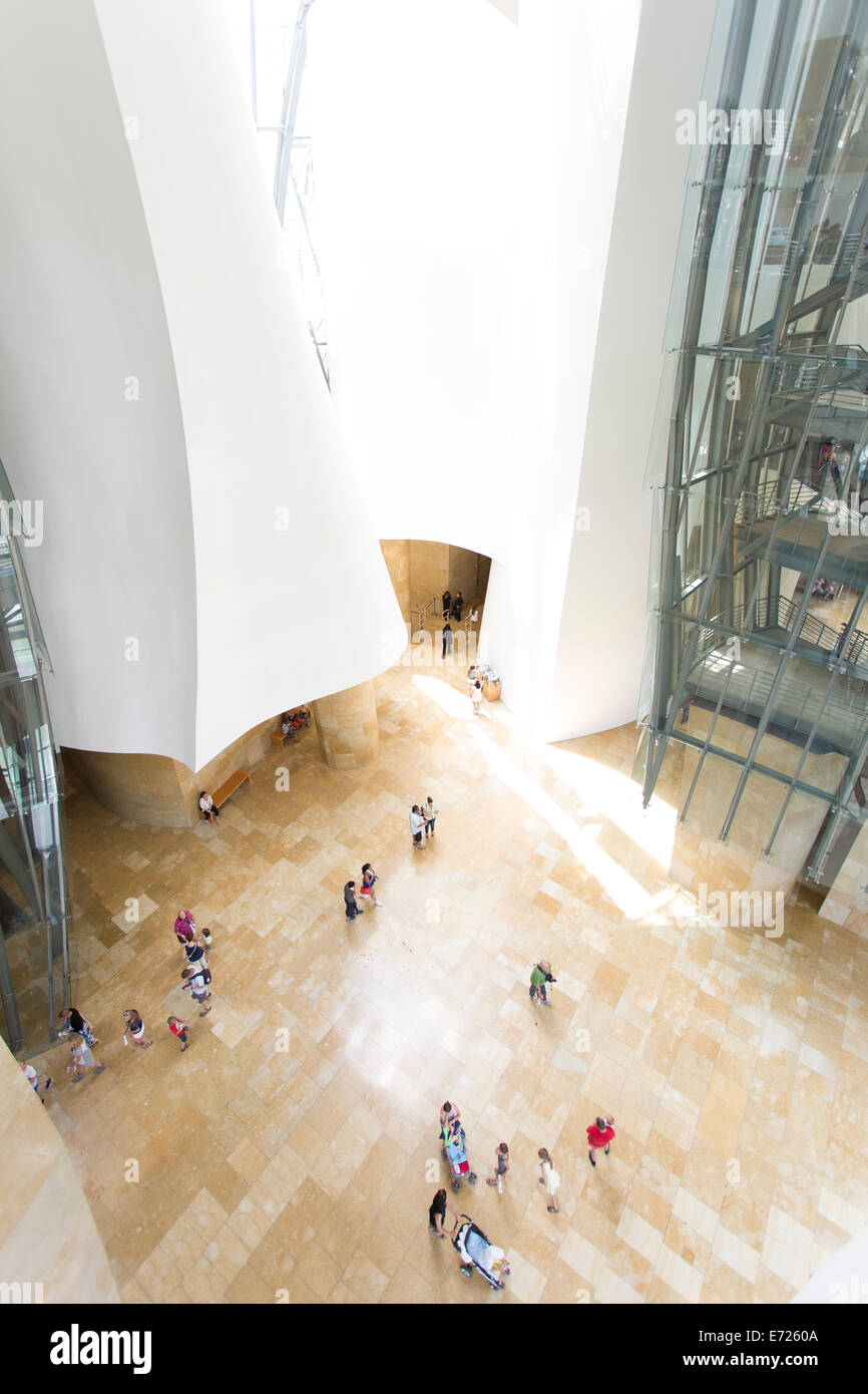À la recherche vers le bas dans le hall principal du Musée Guggenheim de Bilbao Banque D'Images