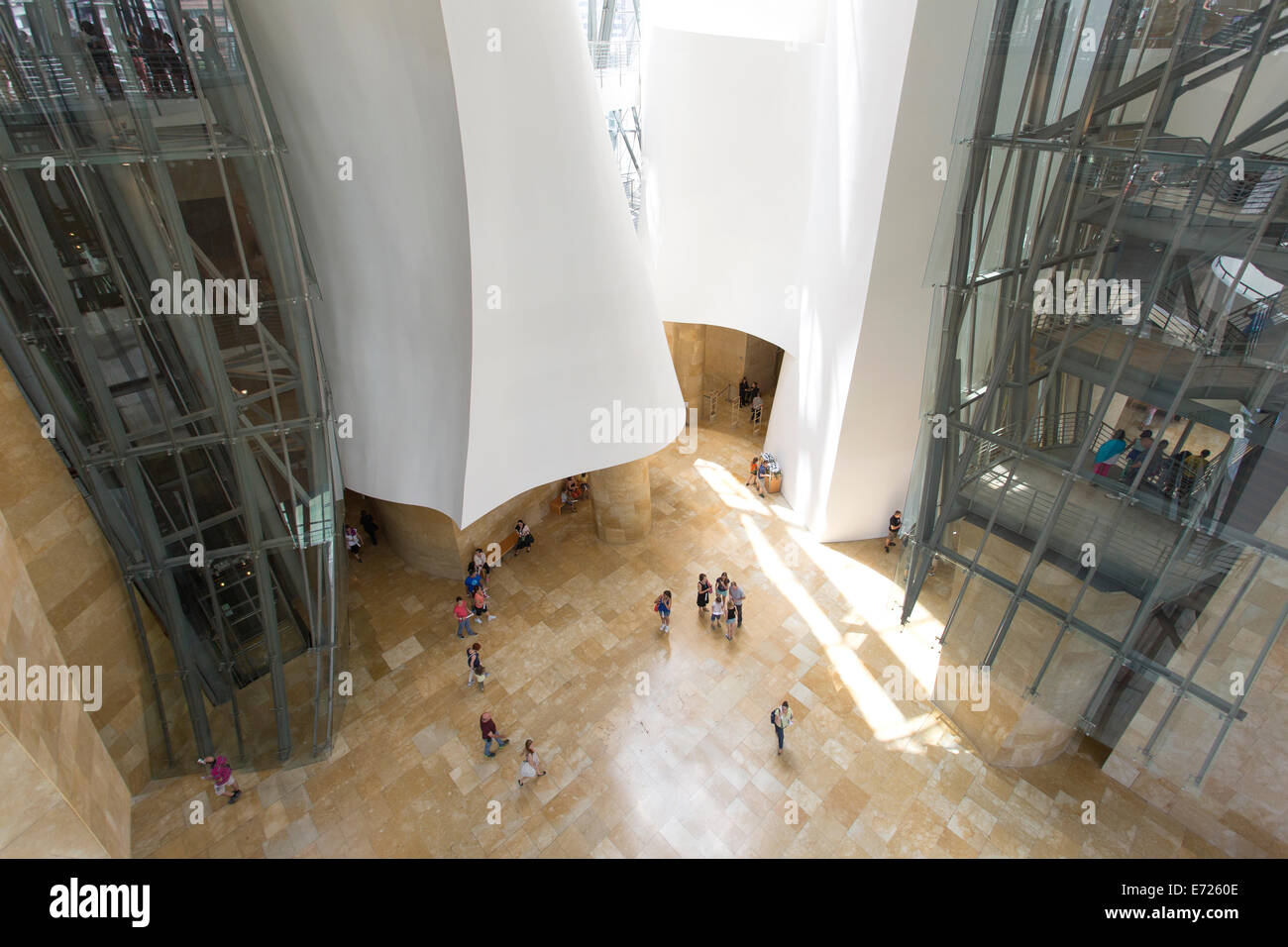 À la recherche vers le bas dans le hall principal du Musée Guggenheim de Bilbao Banque D'Images