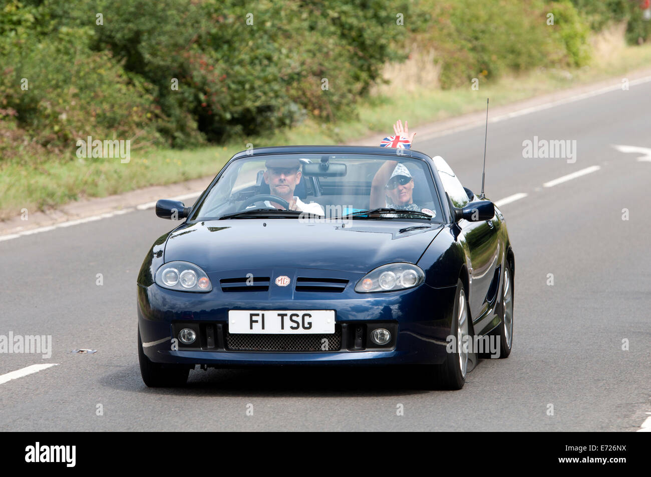 MG TF voiture sur la Fosse Way road, Warwickshire, UK Banque D'Images