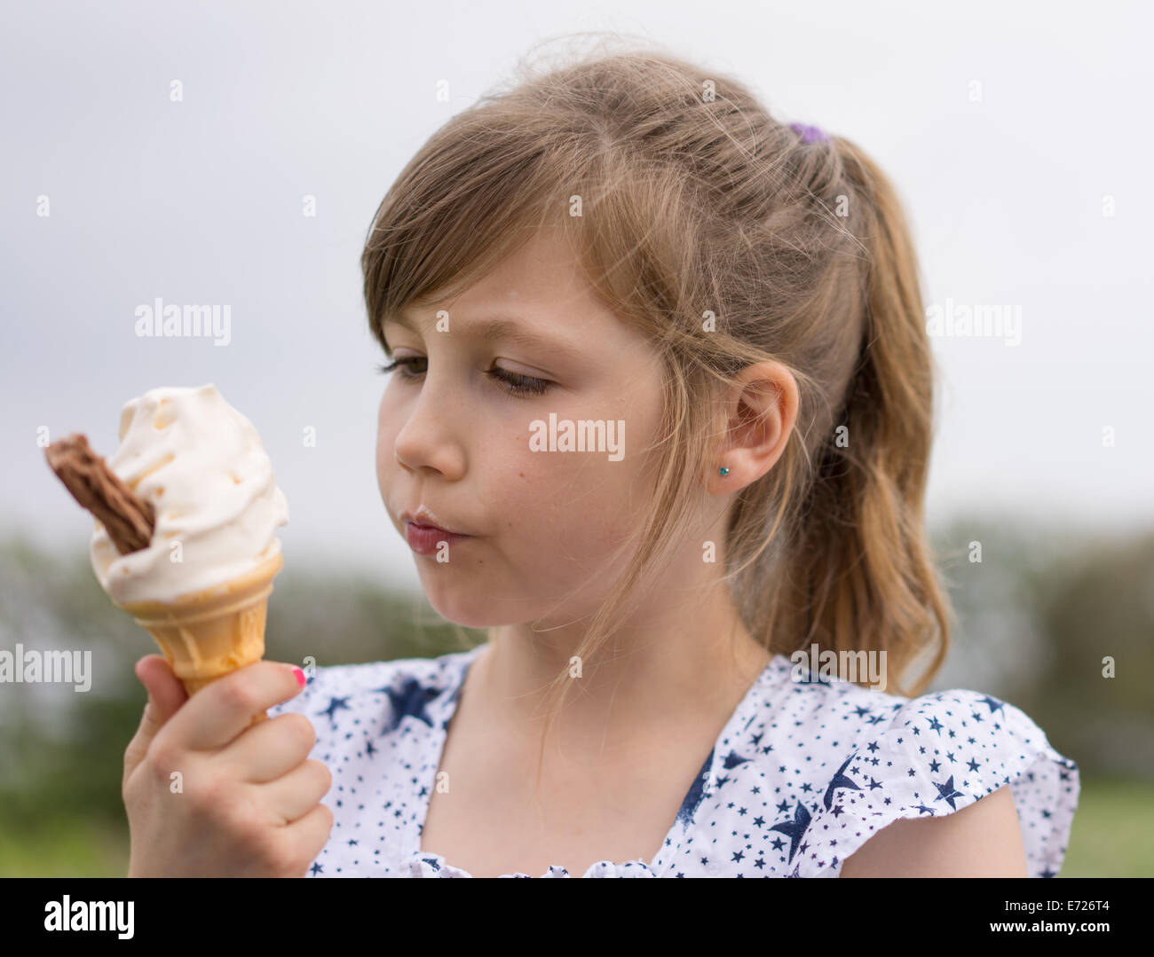 Fille de la crème glacée au chocolat flocon d'été jolie messy Banque D'Images