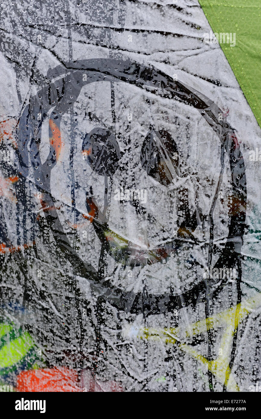 Smiley dessiné à la main entraînée dans la condensation sur une tente en camping à Cornwall, uk Banque D'Images
