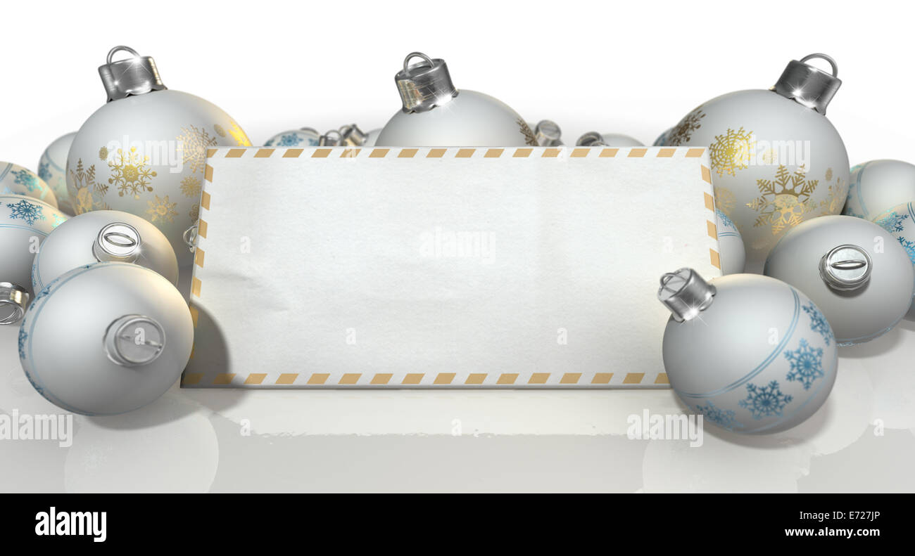 Une collection d'un mélange de boules de Noël blanc mat décoré et une zone de carte de souhaits avec copie espace sur un blanc isolé Banque D'Images