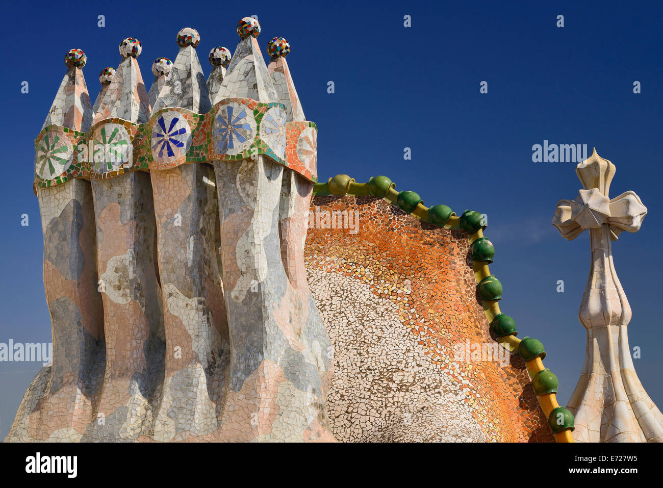 Espagne, Catalogne, Barcelone, Antoni Casa Batllo Gaudis colorés pots cheminée construction sur le toit-terrasse avec les quatre croix armés. inclluded aussi Banque D'Images