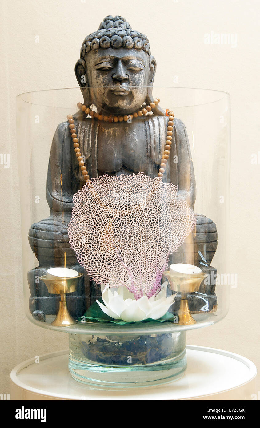 Statue de Bouddha dans un récipient en verre Banque D'Images