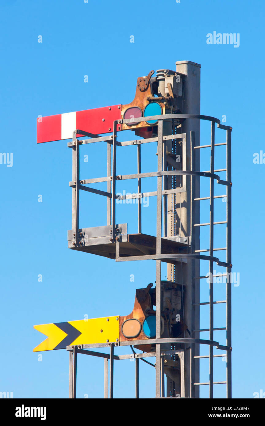 Les signaux ferroviaires contre le ciel bleu Banque D'Images