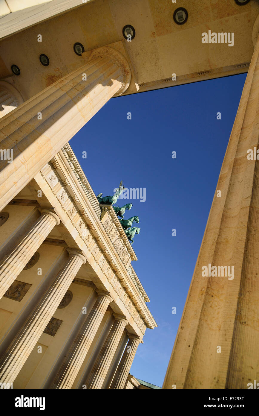 Allemagne, Berlin, angulaire vue de la porte de Brandebourg vue à travers les colonnes latérales. Banque D'Images