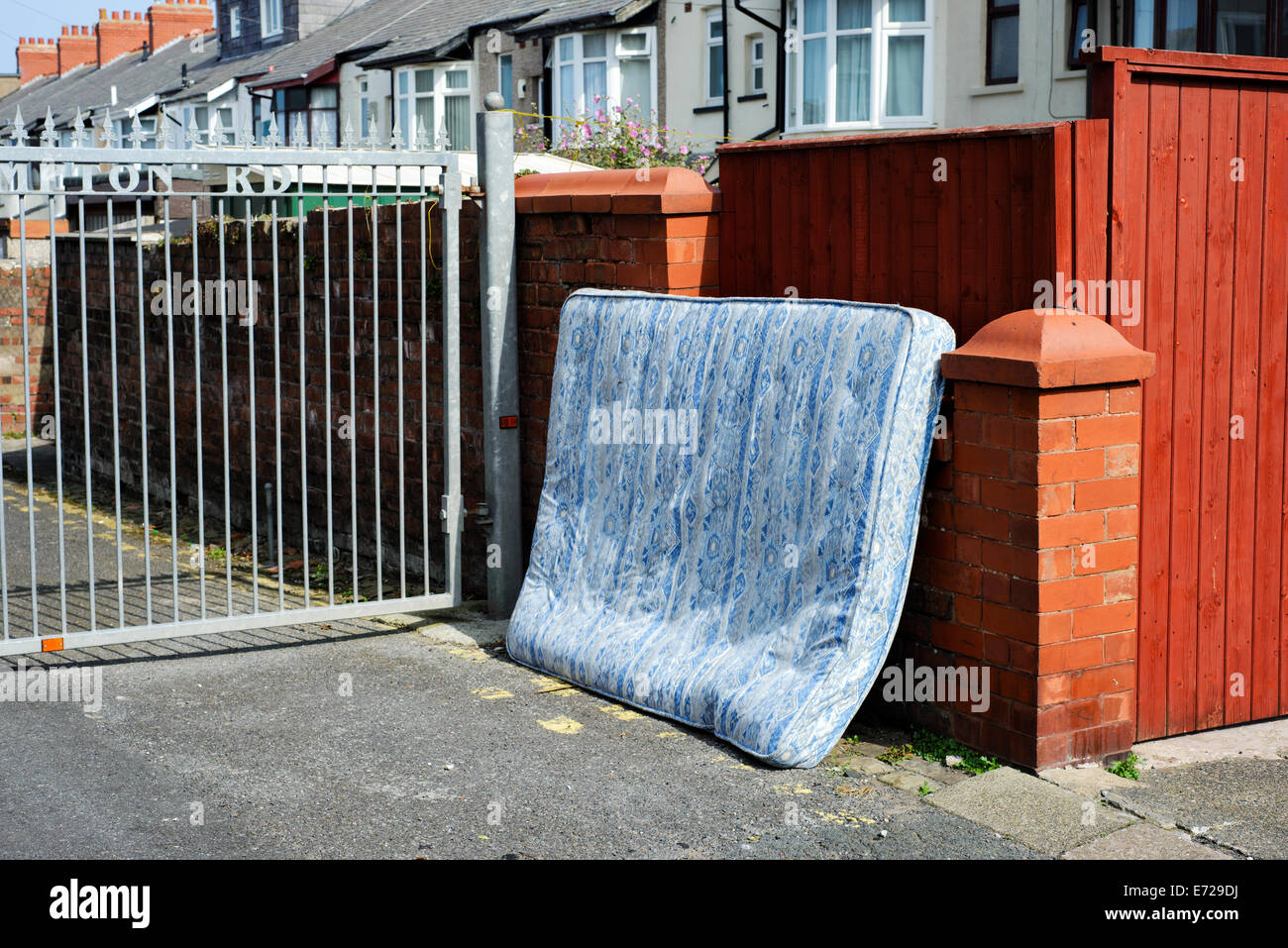 Faisant l'objet d'un matelas à l'arrière d'une rangée de maisons mitoyennes à Blackpool, Lancashire Banque D'Images