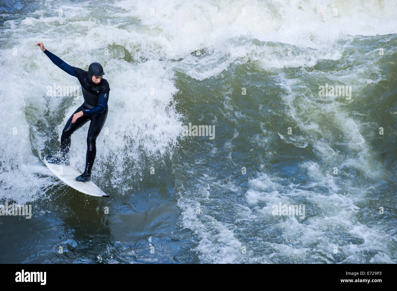 Surfer sur la vague Eisbach, Isar, Englischer Garten, Munich, Haute-Bavière, Bavière, Allemagne Banque D'Images
