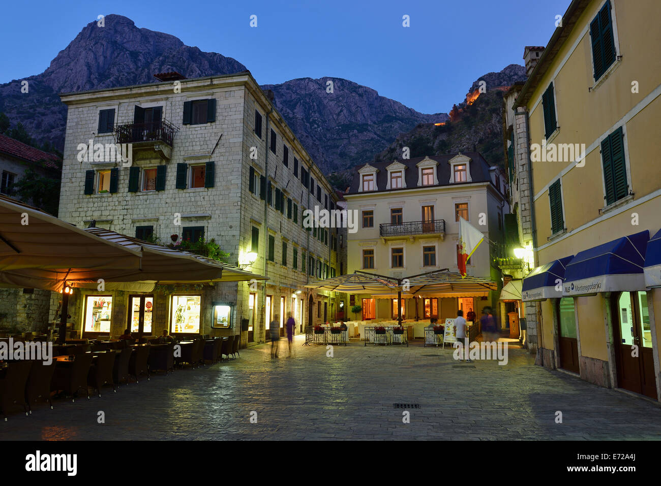 Soirée dans le centre historique de Kotor, site classé au Patrimoine Mondial de l'Unesco, le Monténégro, les Balkans Banque D'Images