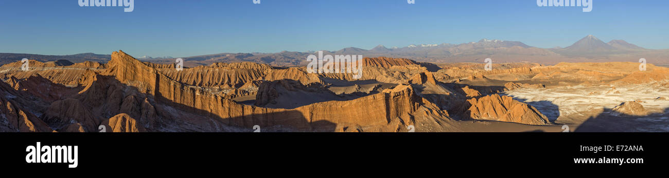 Panorama, valle de la luna ou la vallée de la lune dans la lumière du soir, San Pedro de Atacama, région d'Antofagasta, Chili Banque D'Images