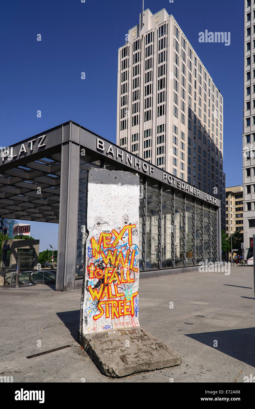 Allemagne, Berlin, mur de Berlin Potsdamer Platz est conservé avec la section message politique. Banque D'Images