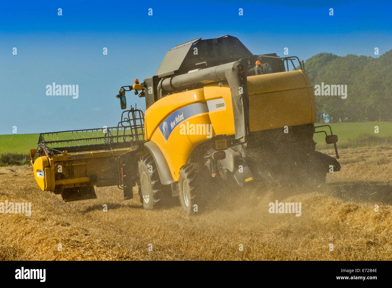 Moissonneuse-batteuse, dans l'ABERDEENSHIRE EN ÉCOSSE AVEC LA POUSSIÈRE DE L'ÉCHAPPEMENT DANS LE VENT Banque D'Images
