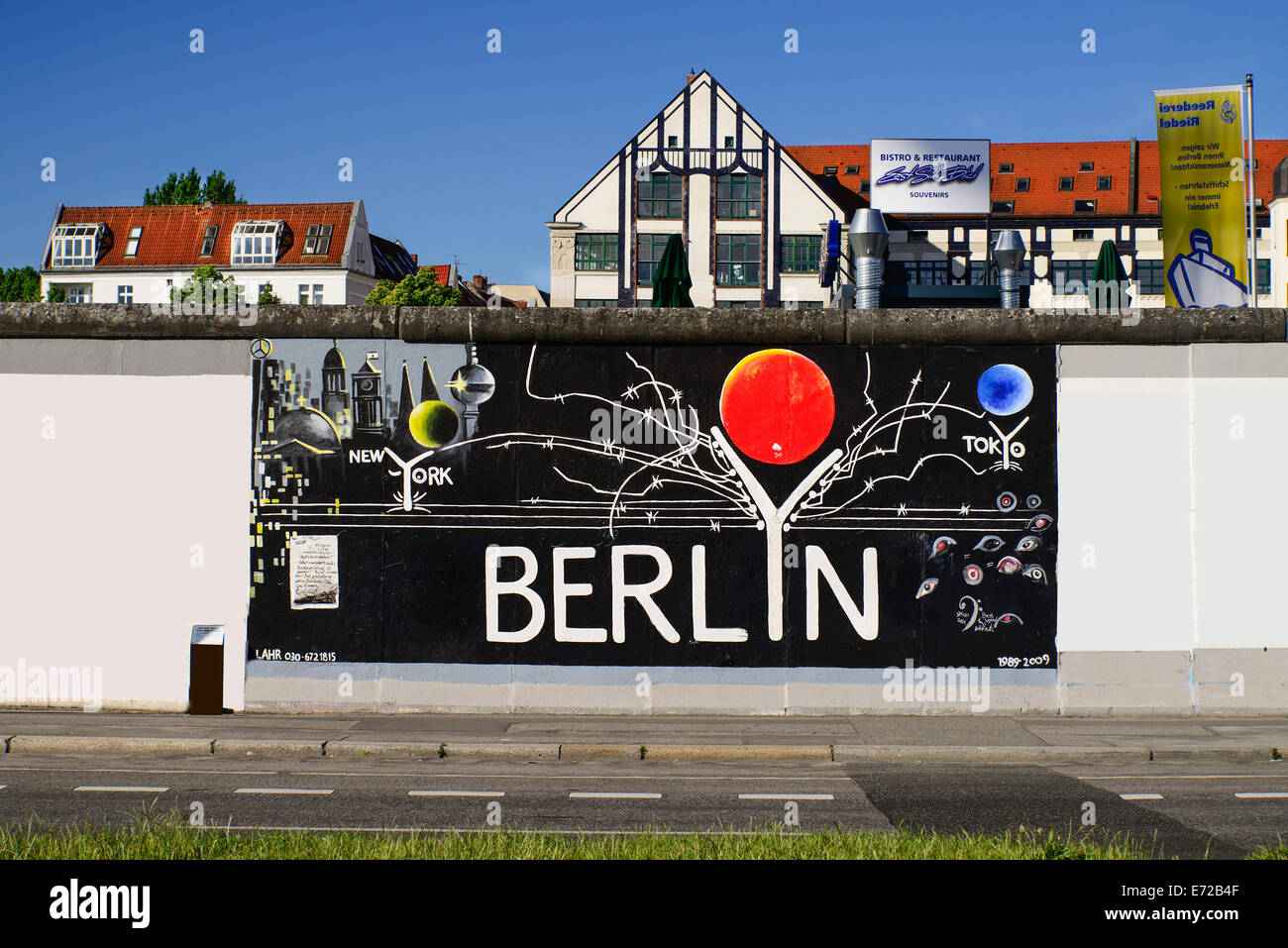 Allemagne, Berlin, l'East Side Gallery a 1.3 km longue section de la murale du mur de Berlin avec le mot Berlin bien en vue. Banque D'Images